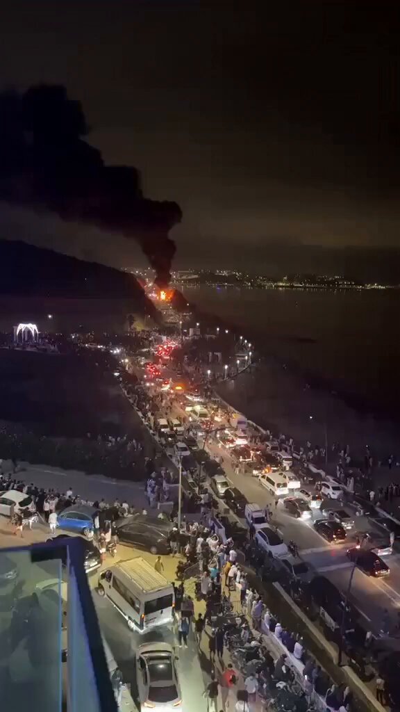 Plusieurs voitures ont été incendiées à la frontière entre Ceuta et le Maroc alors que des milliers de…