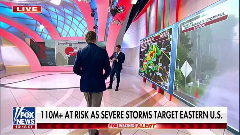 Plus de 110 millions d'Américains sont confrontés à de violentes tempêtes alors que de fortes pluies, des…
