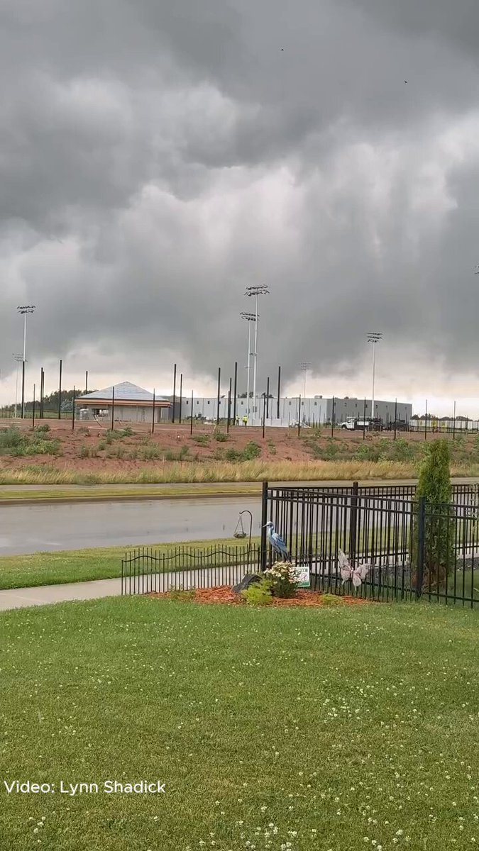 La vidéo capture une tornade au sol à Appleton, dans le Wisconsin, il y a quelques instants, alors que des…