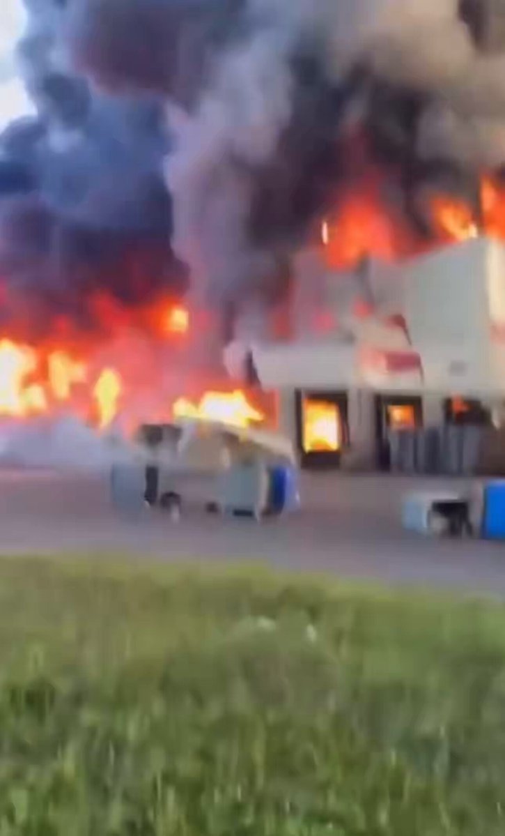 Vidéo de l’effondrement de l’immense centre logistique Wildberries près de Moscou après avoir été frappé…