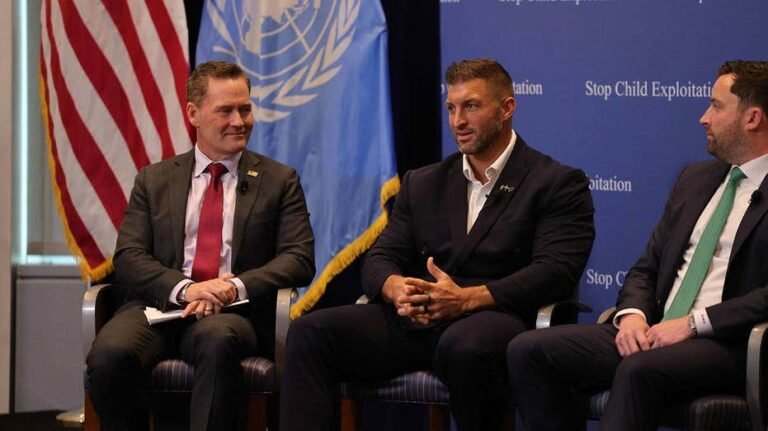 Mike Waltz et Tim Tebow lancent un effort pour lutter contre l'exploitation des enfants en ligne : « Cela se passe dans leur cour »