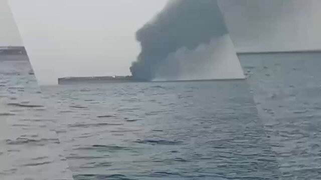 Les médias d'État iraniens ont publié des images montrant un navire attaqué pendant la nuit près d'Oman,…