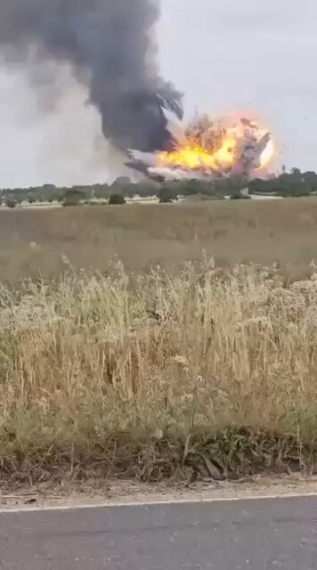 ESSEX, ANGLETERRE - Grande explosion dans une grande unité industrielle du village de Rettendon.