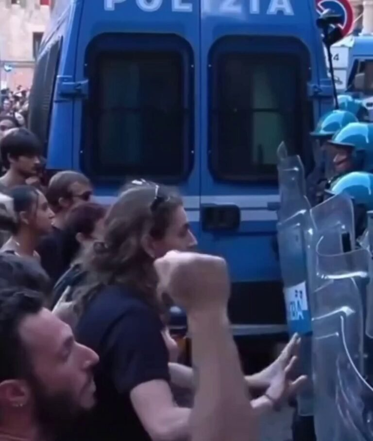 🇮🇹 Des affrontements entre gauchistes radicaux, migrants et policiers ont éclaté à Bologne suite à la mort…
