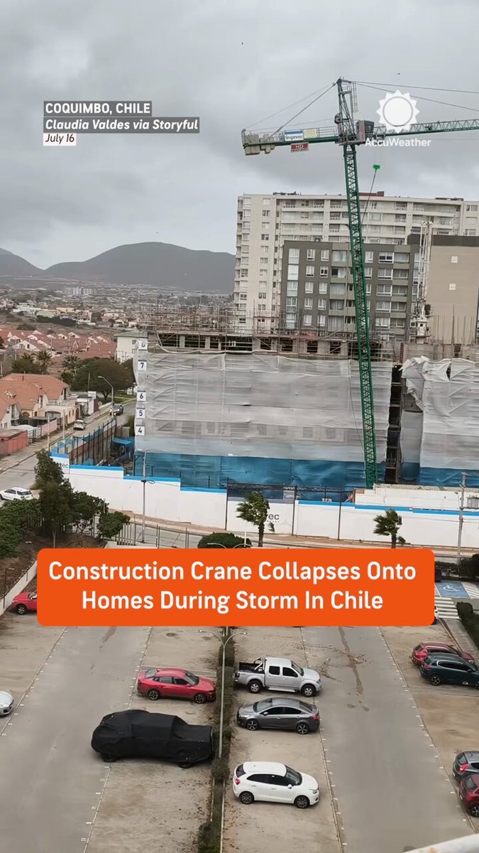Une grue de chantier s'est renversée sur des maisons et des voitures en stationnement alors que des vents…