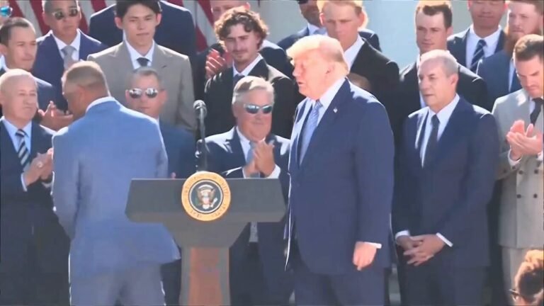 .@Le propriétaire des Dodgers, Mark Walter, présente @POTUS avec une bague personnalisée et un maillot…