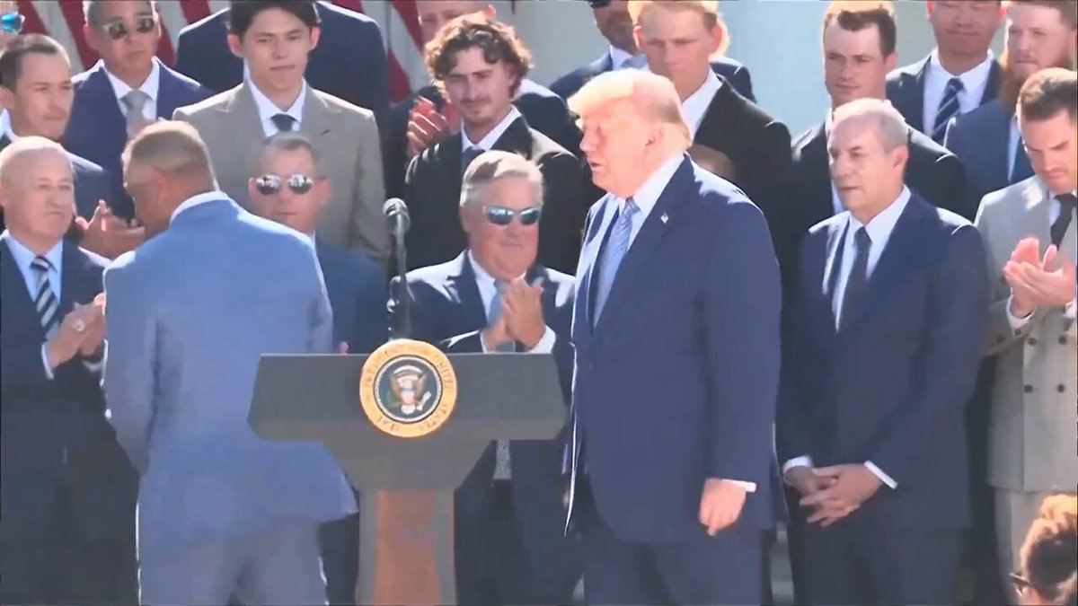 .@Le propriétaire des Dodgers, Mark Walter, présente @POTUS avec une bague personnalisée et un maillot…