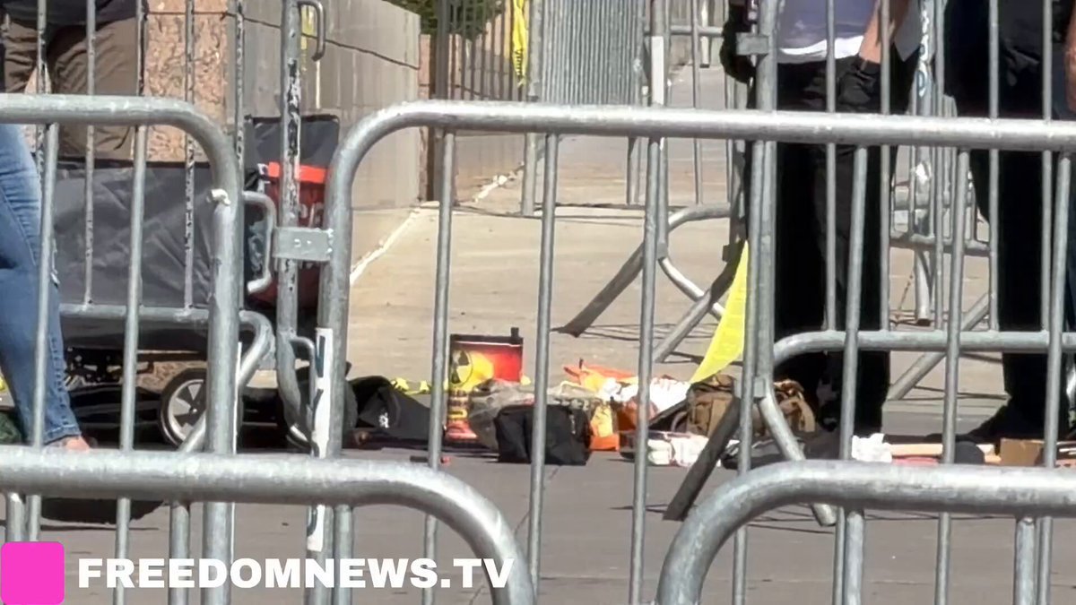 Panneau « ICE Off Our Streets » et un chariot d'objets trouvés après qu'un suspect a lancé un engin…