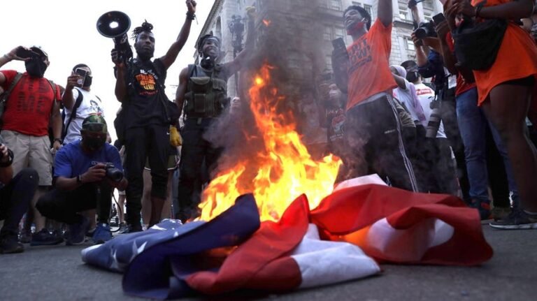 La guerre de la culture capitaliste s'intensifie alors que le législateur du GOP cible les écoles de DC à cause du snobisme d'Old Glory