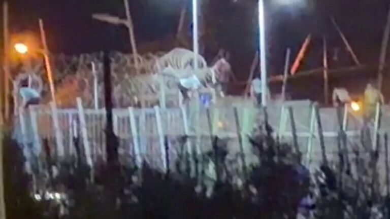 🇪🇸 À Melilla, les migrants franchissent librement la barrière pour entrer en Espagne en toute impunité.