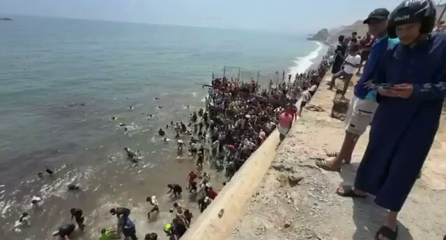 Les médias marocains rapportent que plus de 30 000 Marocains envahissent actuellement Ceuta.