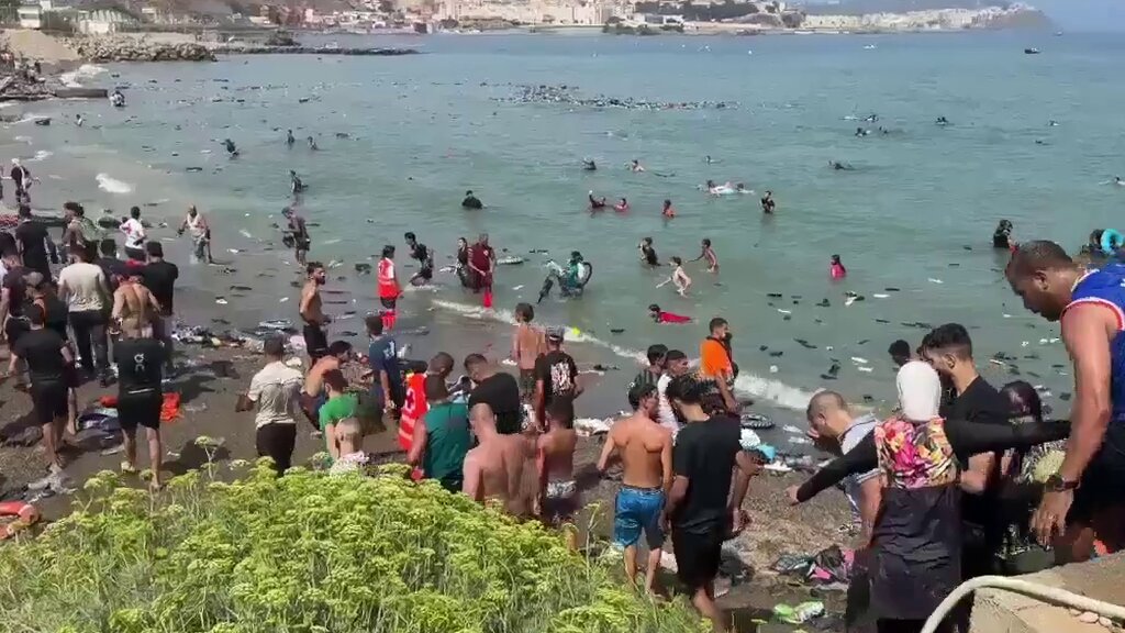 Les triathlètes marocains arrivent désormais sur les rives de Ceuta, en Espagne 🇪🇸🇲🇦