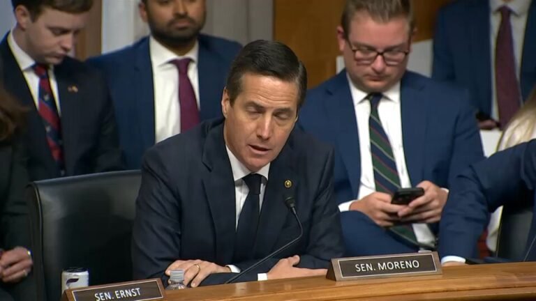 À REGARDER : @berniemoreno démolit absolument Fauci pour avoir diffamé des millions d’Américains pendant…