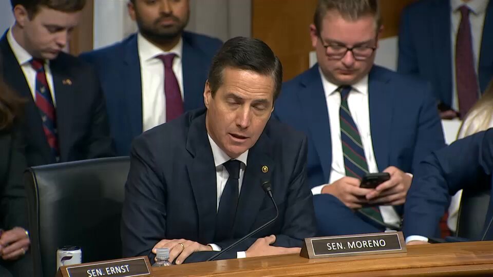 À REGARDER : @berniemoreno démolit absolument Fauci pour avoir diffamé des millions d’Américains pendant…