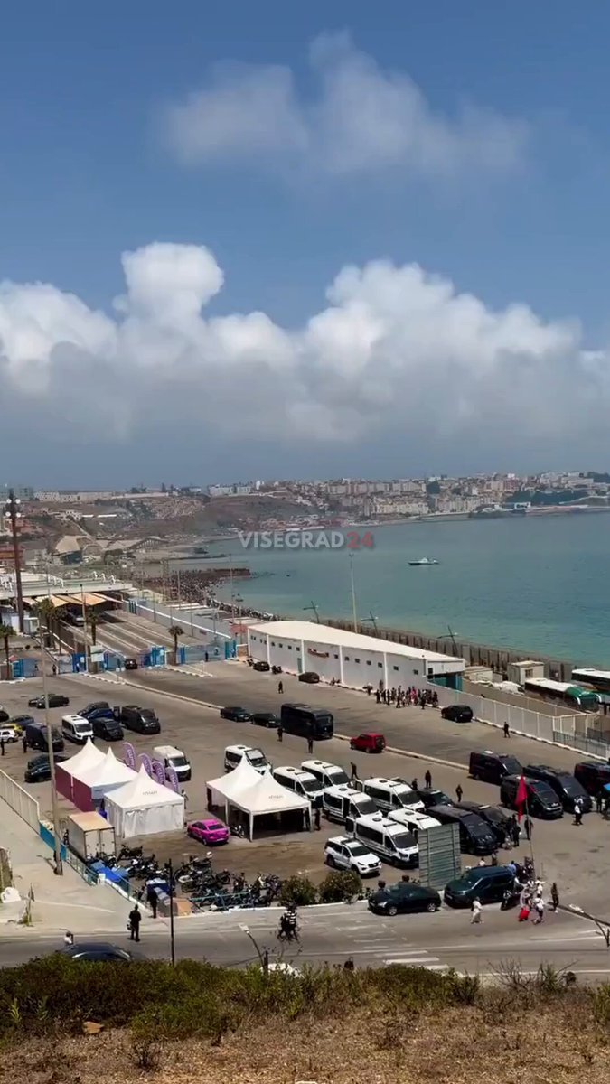 🇪🇸 Une foule de plusieurs kilomètres de migrants nord-africains se dirigeant vers la barrière frontalière…