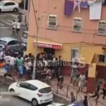 Des rapports montrent des migrants marocains sur une île espagnole s’arrêtant dans une épicerie pour le…