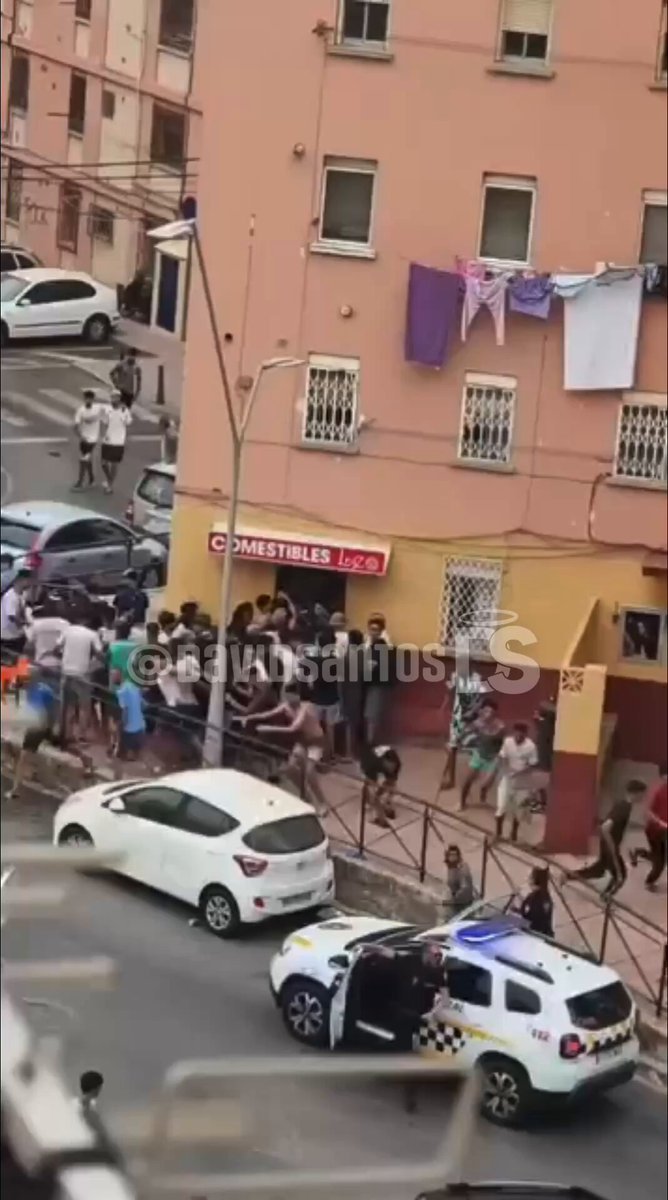 Des rapports montrent des migrants marocains sur une île espagnole s’arrêtant dans une épicerie pour le…