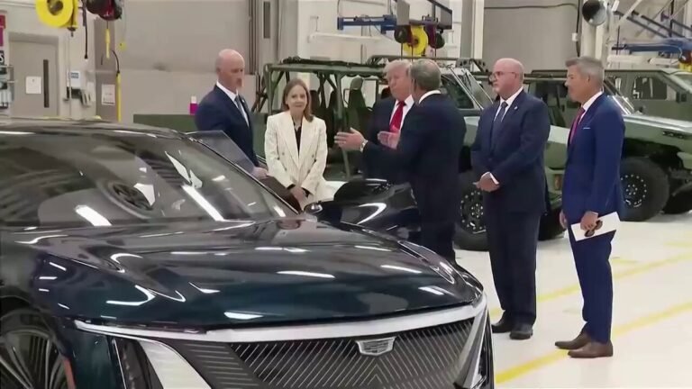 Le président Trump a pris place dans une nouvelle Cadillac lors de sa visite aux installations de General…