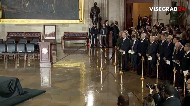 🇺🇸 Le cercueil de Lindsey Graham est transporté au Capitole des États-Unis pour une cérémonie publique.
