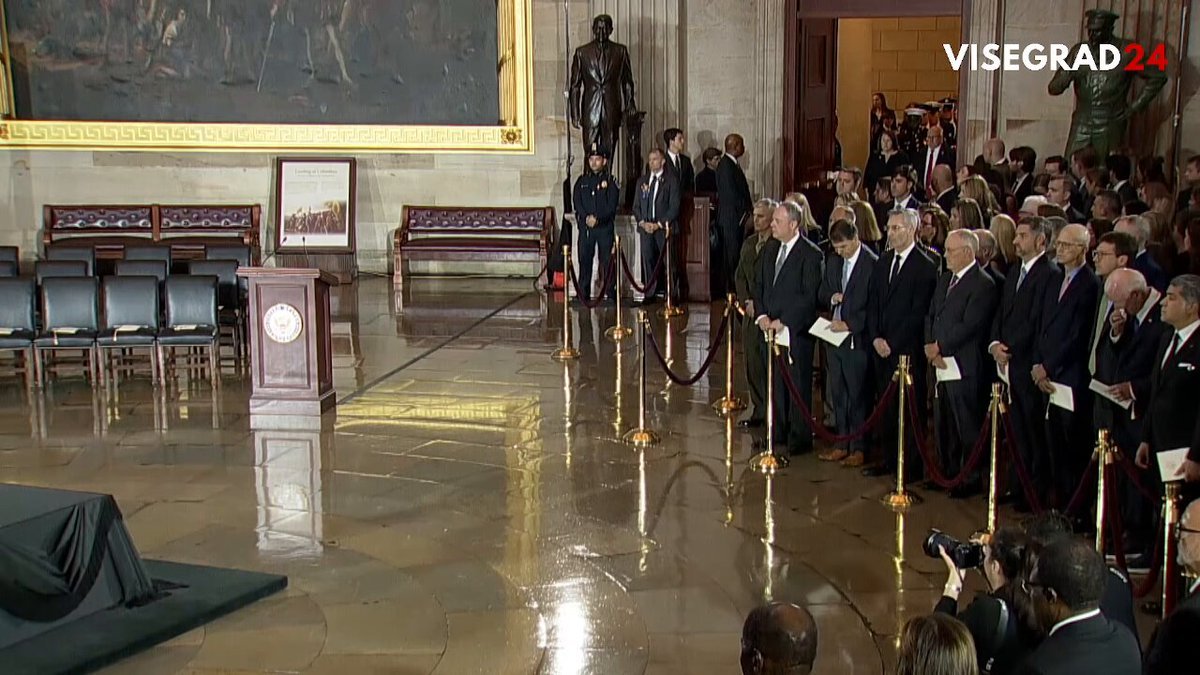 🇺🇸 Le cercueil de Lindsey Graham est transporté au Capitole des États-Unis pour une cérémonie publique.
