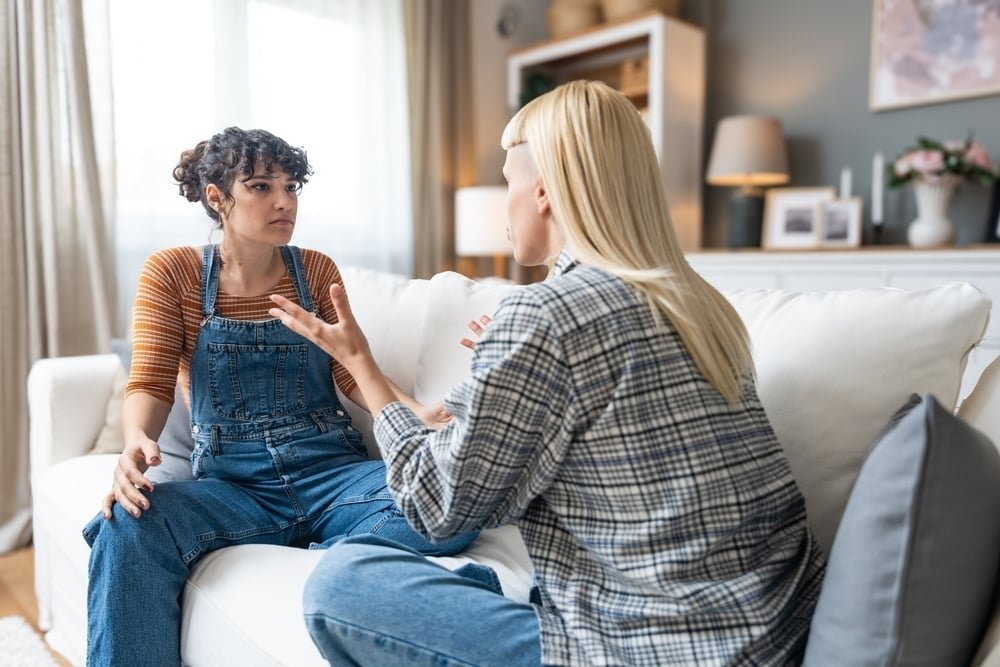 Des colocataires, tous deux âgés de 25 ans, se sont demandé si vous aviez besoin de 1 000 $ pour « commencer à investir pour de vrai » – l’un d’eux était déjà en avance avec 5 $ par semaine