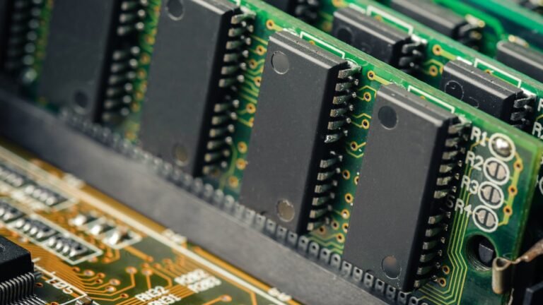 SanDisk est en baisse de 45 % en un mois. Les investisseurs en mémoire devraient-ils passer à Micron ou SK Hynix maintenant ?