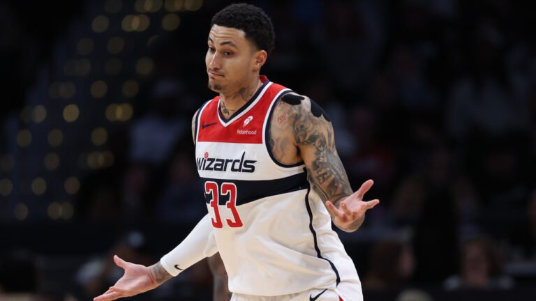 Le champion de la NBA Kyle Kuzma interpelle les riches athlètes qui disent que 40 millions de dollars ne sont rien après impôts : « Personne ne vous a dit de vivre comme un roi. »