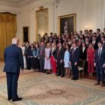 Le président Trump a reconnu la classe de stages d’été de la Maison Blanche lors d’une cérémonie honorant…