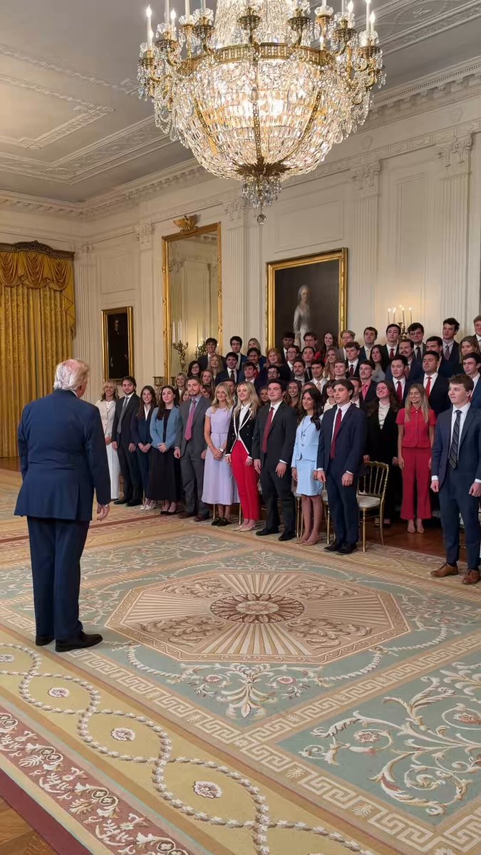 Le président Trump a reconnu la classe de stages d’été de la Maison Blanche lors d’une cérémonie honorant…