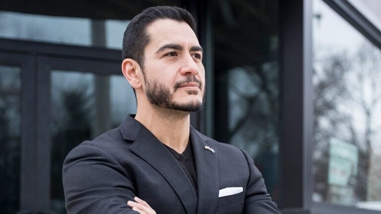Abdul El-Sayed obtient le soutien de la sénatrice Tina Smith lors d'une primaire démocrate qui révèle les divisions des partis