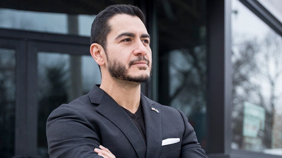 Abdul El-Sayed obtient le soutien de la sénatrice Tina Smith lors d'une primaire démocrate qui révèle les divisions des partis