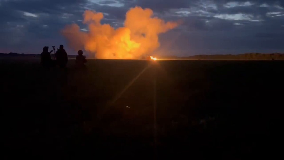 Images de forces ukrainiennes tirant des missiles de croisière lourds Flamingo sur la Russie pendant la nuit.