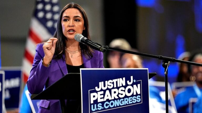 AOC accusé d'avoir mis un nouvel accent lors du rassemblement de Memphis : « Going full Kamala »