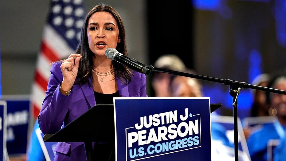AOC accusé d'avoir mis un nouvel accent lors du rassemblement de Memphis : « Going full Kamala »