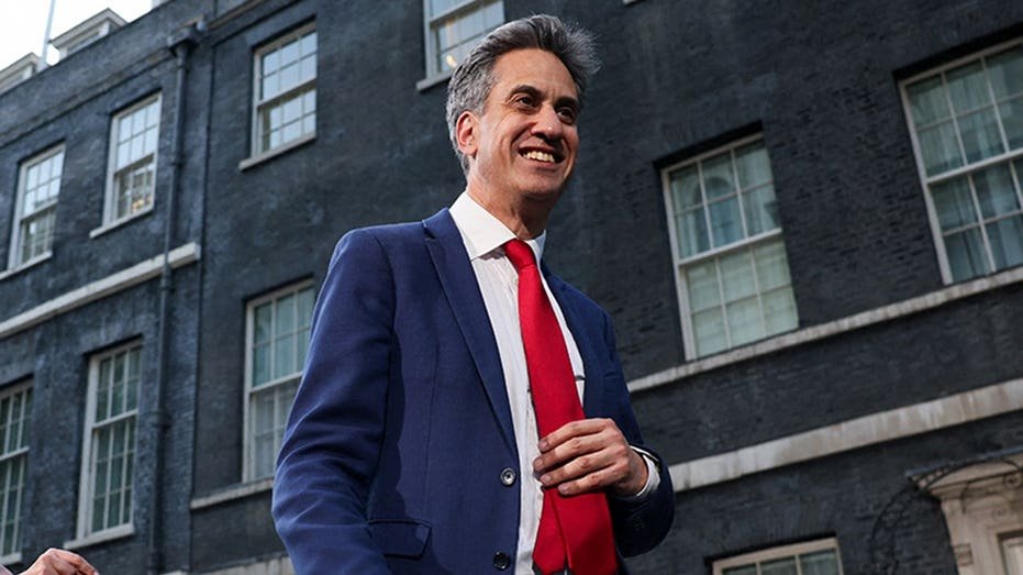 Burnham, du Royaume-Uni, nomme le critique de Trump, Ed Miliband, ministre des Affaires étrangères, alors que l'ancien conseiller de Thatcher choisit les marques comme "désastreuses"