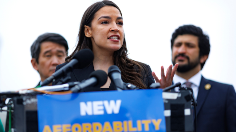 L’AOC dépasse Buttigieg et laisse Harris dans la poussière lors d’un sondage clé sur le champ de bataille de 2028