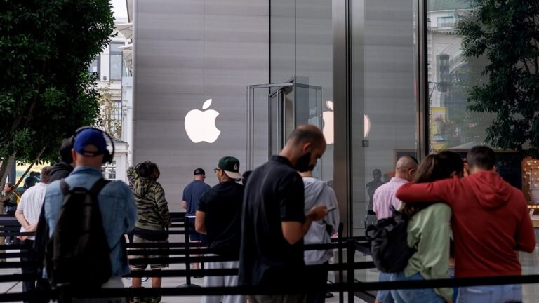Apple dépasse brièvement Nvidia en tant qu’entreprise la plus valorisée au monde au milieu des doutes sur les investissements dans l’IA