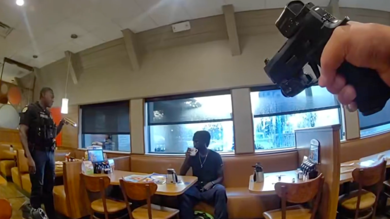 Un homme de Floride arrêté dans un restaurant IHOP après que la police a déclaré qu'il avait poignardé un chauffeur de covoiturage