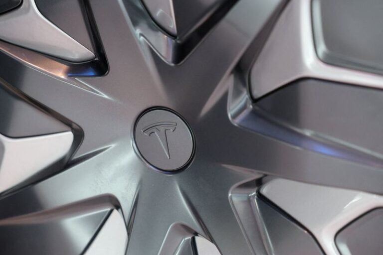 Tesla dépense de l'argent pour tester la confiance des investisseurs dans les paris sur l'IA