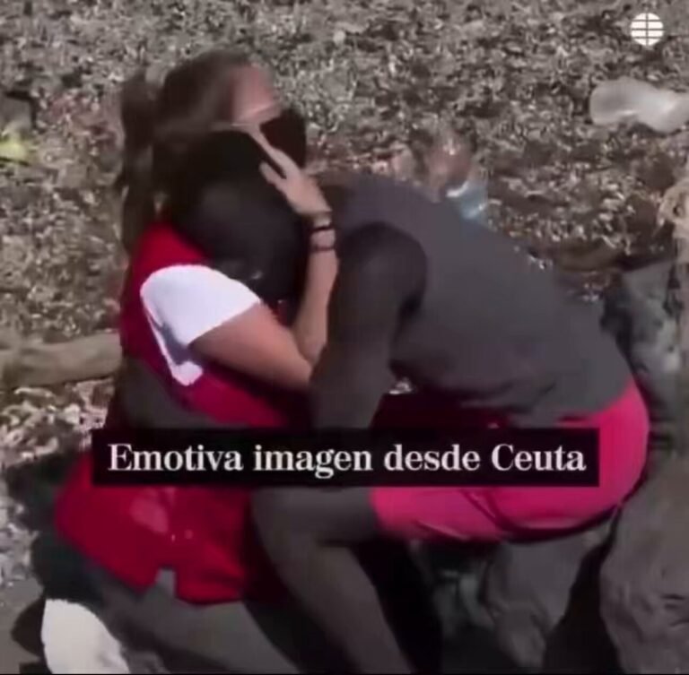 Images d'archives d'une Espagnole accueillant un migrant illégal à Ceuta après que celui-ci ait réussi à…
