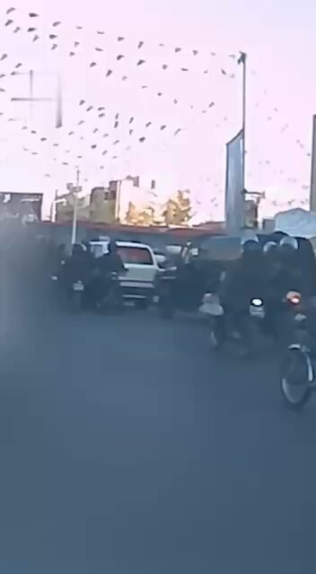 Une forte présence de terroristes Basij est restée sur la place Alikhani d’Ispahan quelques heures après…