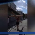 Il porte un poids de 12 pieds et 130 livres.