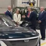 .@POTUS prend place dans une toute nouvelle Cadillac dans les installations de GM à Milford, Michigan