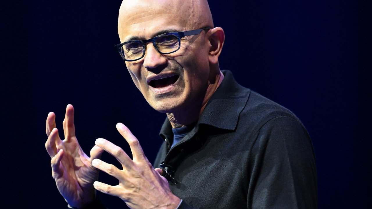 Microsoft a supprimé 4 800 emplois et déposé 2 879 visas H-1B – mais la véritable raison de la baisse de sa valeur marchande de 1,2 milliard de dollars est bien plus importante