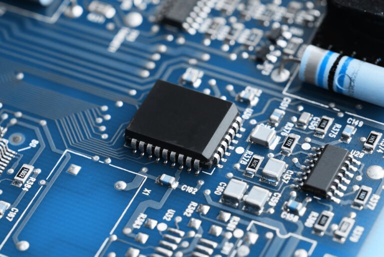 Analog Devices (ADI) à 375 $ : les investisseurs paient-ils une prime en IA pour la technologie industrielle ?