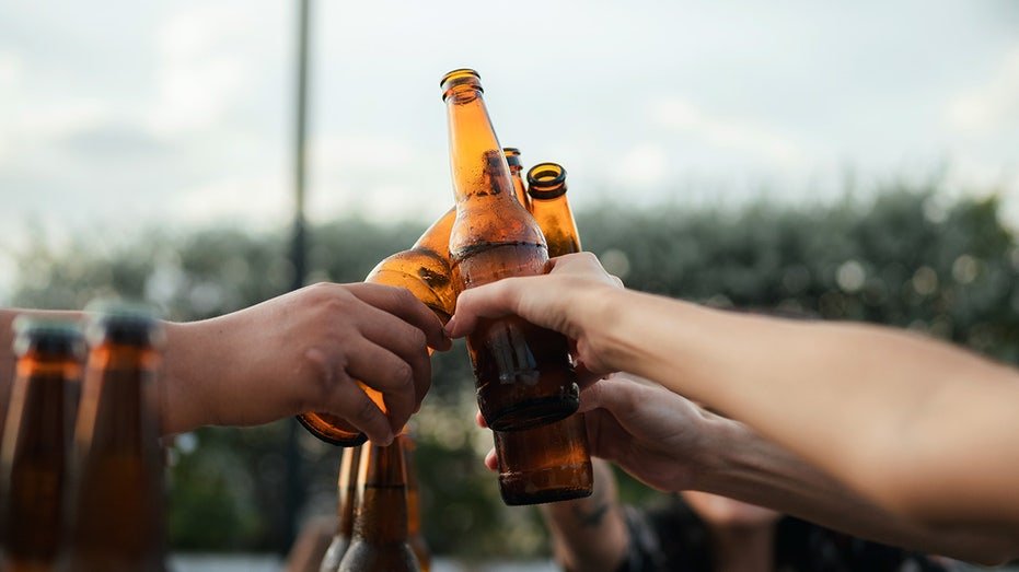 Un pack de six bières pourrait modifier considérablement la façon dont la Constitution réglemente l'application de la loi