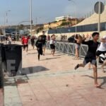 Une Espagnole filme et applaudit alors que des milliers de migrants illégaux franchissent la frontière et…