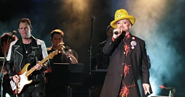 Boy George se retire de la comédie musicale londonienne après une réaction violente contre une chanson pro-israélienne