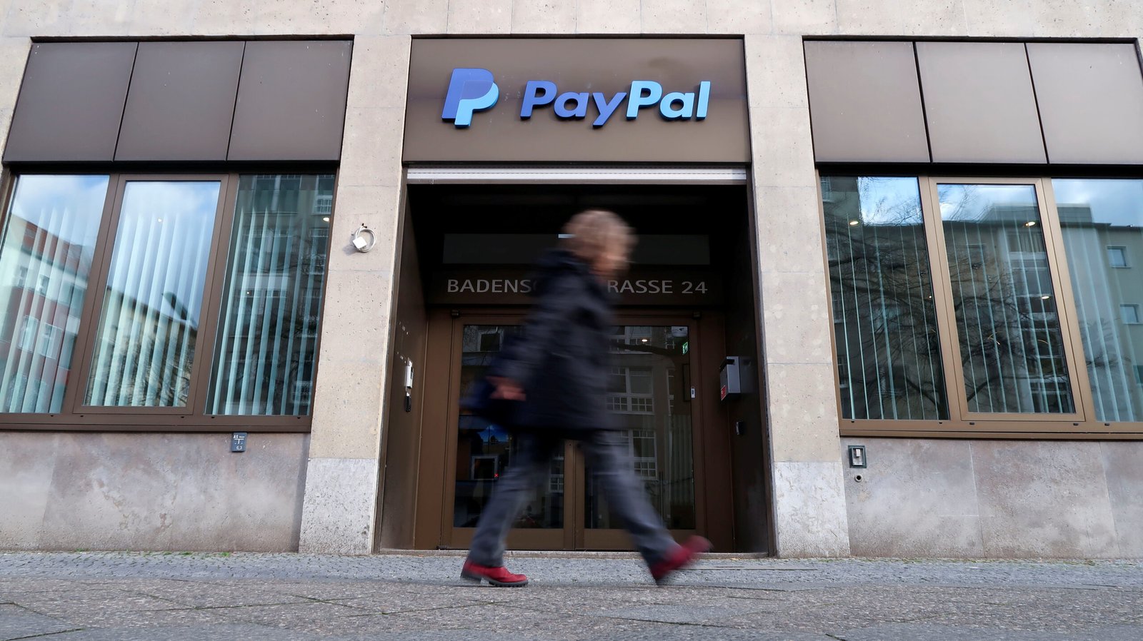 Bénéfices en direct : les actions de PayPal chutent au milieu du redressement, Corning plonge