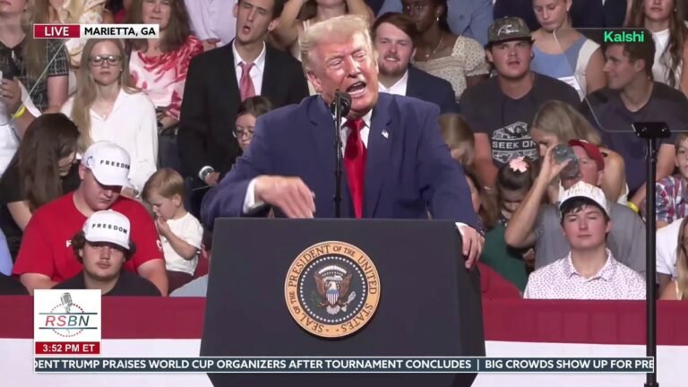 LÉGENDE! Guy imite les mouvements de la main du président Trump alors qu’il est assis juste derrière lui.